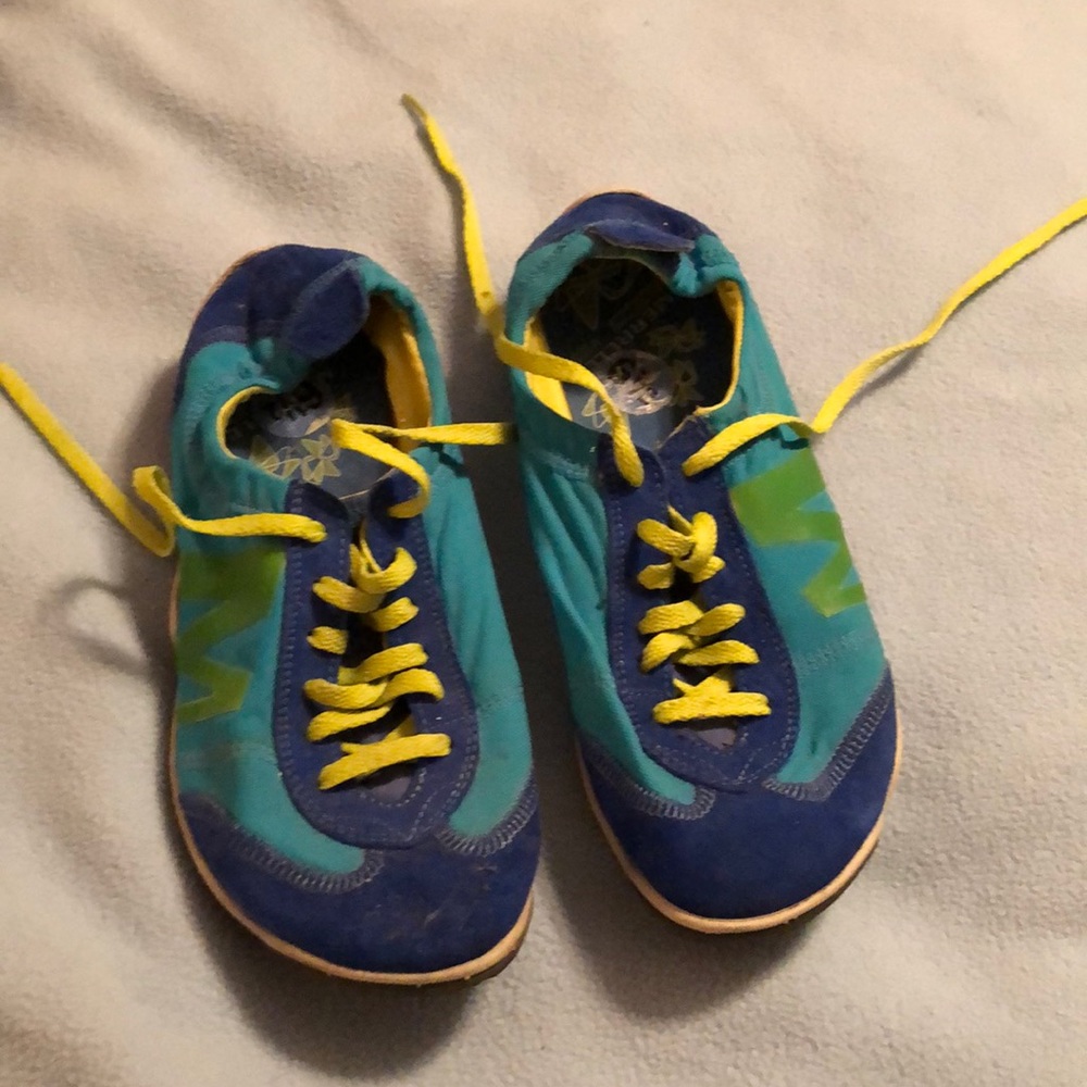 Merril soft shell tennis shoes